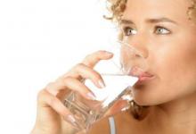 新研究证实喝水可将UTI的风险降低一半或更多
