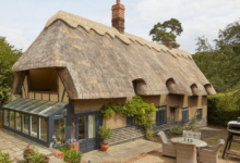 现实生活中的童话之家在一个可爱的英国村庄吸引了市场